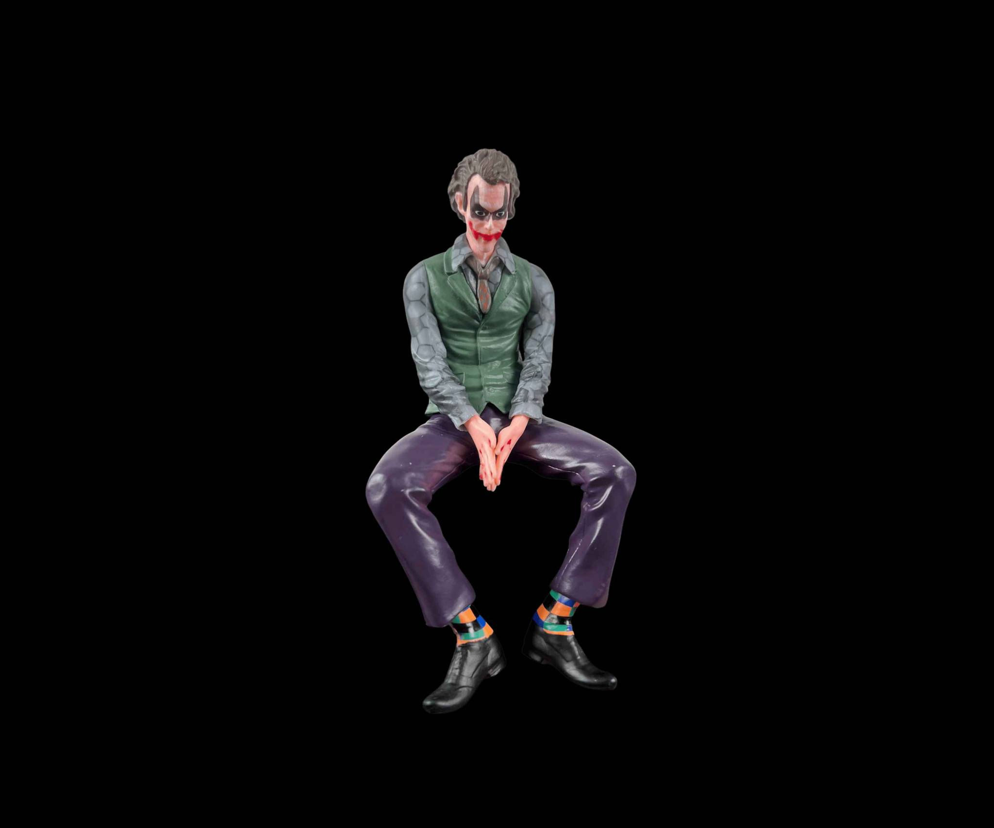 السلام عليكم
السعر 25 ألف فقط مع التوصيل 🔥🔥
مجسم الجوكر الجالس للسيارة – ديكور داشبورد مميز مع قناع قابل للتبديل

الاستخدامات

ديكور مميز لداشبورد السيارة يعطي طابع جريء وفريد.

مناسب لعشاق شخصية الجوكر ومحبي الإكسسوارات غير التقليدية.

يمكن وضعه على الطبلون، الرف الأمامي أو أي سطح مستوٍ داخل السيارة.

مناسب أيضًا للاستخدام كقطعة ديكور للمكتب أو الغرفة.

المميزات

تصميم ثلاثي الأبعاد لشخصية الجوكر بوضعية الجلوس مع تفاصيل دقيقة للملابس والوجه.

يتضمن قناع إضافي يمكن تركيبه أو إزالته لإعطاء شكل مختلف للمجسم.

مصنوع من خامة بلاستيكية قوية (PVC) بطلاء متقن وألوان ثابتة.

حجم مناسب للسيارة بدون أن يعيق الرؤية أثناء القيادة.

قاعدة ثابتة تساعد على بقاء المجسم في مكانه أثناء الحركة.

تشطيب جيد مع إبراز ملامح الوجه، الملابس، والأحذية بشكل واقعي.

الابعاد: الارتفاع 20 سم  العرض 10 سم  الطول 15 سم

محتويات الصندوق

مجسم الجوكر بوضعية الجلوس.

قناع إضافي قابل للفك والتركيب.

قاعدة تثبيت.

لاصق تثبيت.

الملاحظات

يفضل تثبيته على سطح مستوٍ ونظيف لضمان الثبات.

ليس لعبة أطفال، مخصص للديكور فقط. كربلاء, العراق


**إذا كنت صاحب هذا الإعلان وتريد حذفه لأي سبب، رجاءا أرسل رسالة إلى الدعم الفني**