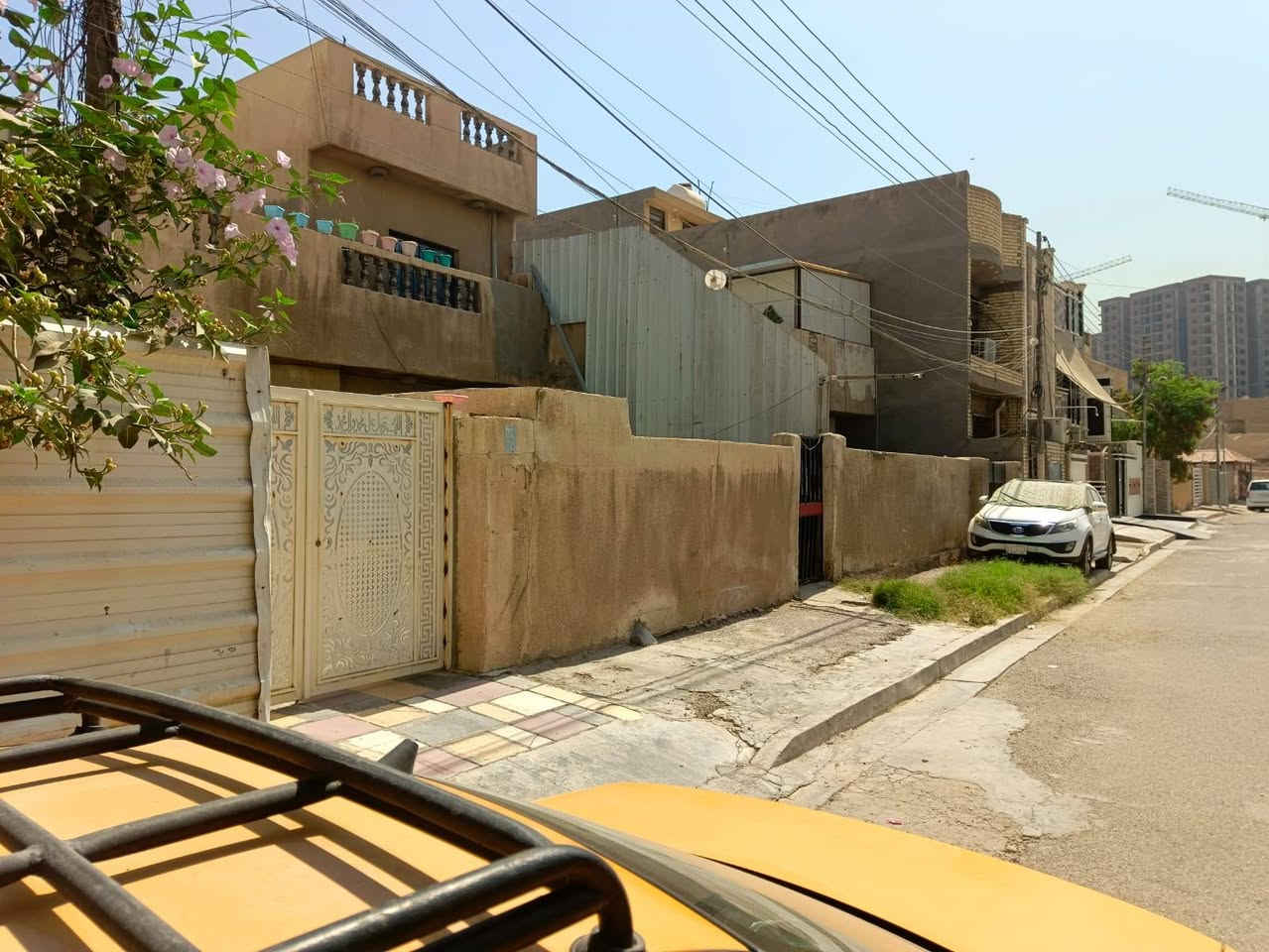 يتوفر بيت للبيع في منطقة حي الاعلام قريب على السيدية قرب عمارات الكويتي
مواصفات البيت : 
الواجهة ١٠
النزار ٢٠
المساحة ٢٠٠
٤ غرف
صالة
هول
صحيات ثنين وحده جوه وثانيه بره
سطحين
الحديقة ٣×٣ 
بيت ملك صرف
مقابيل البيت مدرسة بنات كبيره بشكل مباشر اي ليس هناك بيوت امامه
للاستفسار اكثر 
***********
#عقارات #بيع #بيوت #سيدية