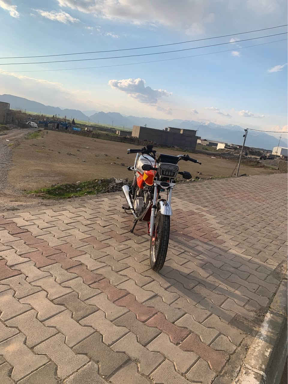 ئەم ماتۆرە بۆ فرۆشتن سۆنلیک 2025 ماتۆرەکە حەدی سفرە کامل ئەشیاو مەنەفێستی ئەسڵی لەگەڵ ماتۆرەکە بەشەرتی  مەکینو هەمو شت دەی فرۆشم تابڵی  ماڵەکە جوانە  یەک دەستەو  راگیراوە گزۆز 400Cc لەسەرە  شاشە ئایپاتە دوو سویچی لەگەڵە ماڵەکە بۆخۆئ دیارە مەحەمەلێکی کەمی  تیدایە  شوێن قەڵادزی 
ژ.م*********** بشدار, السليمانية
