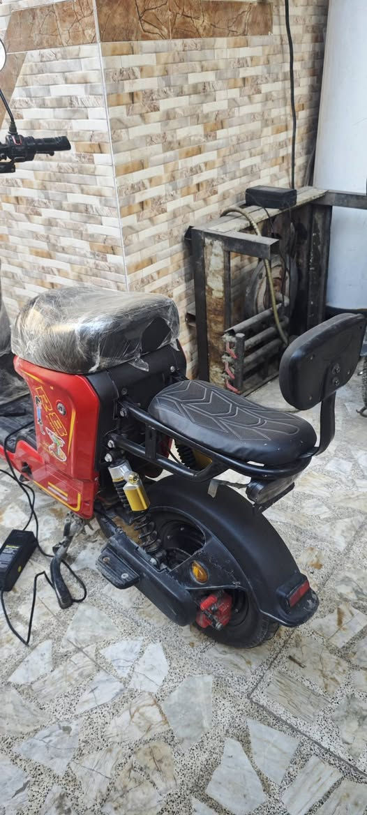 سلام عليكم 
دراجه شحن نوع R8 
مواصفات فول
نضام بك رجوع 
نضام وقوف 
بريكات خلفي وامامي 
بلوتوث 
اشاير خلفي وامامي 
5 بطريات جدد صارلي 5 ايام من بدلتهن وعل فحص 
زنون عالي وناصي
بصمه وسويج 
نشرات ريان منها بيها 
مكاني نجف حي السلام سعرها ب 350 ملاحظه الدراجه عل فحص 
رقمي لل تواصل ***********
