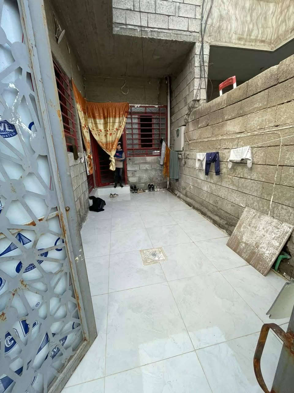 دار سكني كارت مساحه 100متر يحتوي على غرفة نوم وهول واستقبال ومطبخ وحمام وبيتونه كبيره وكراج خدمات كامله ماء كهرباء تبليط اتجاه القبله رصيف  ثلاثة أمتار السعر 48وبي مجال
***********
***********
