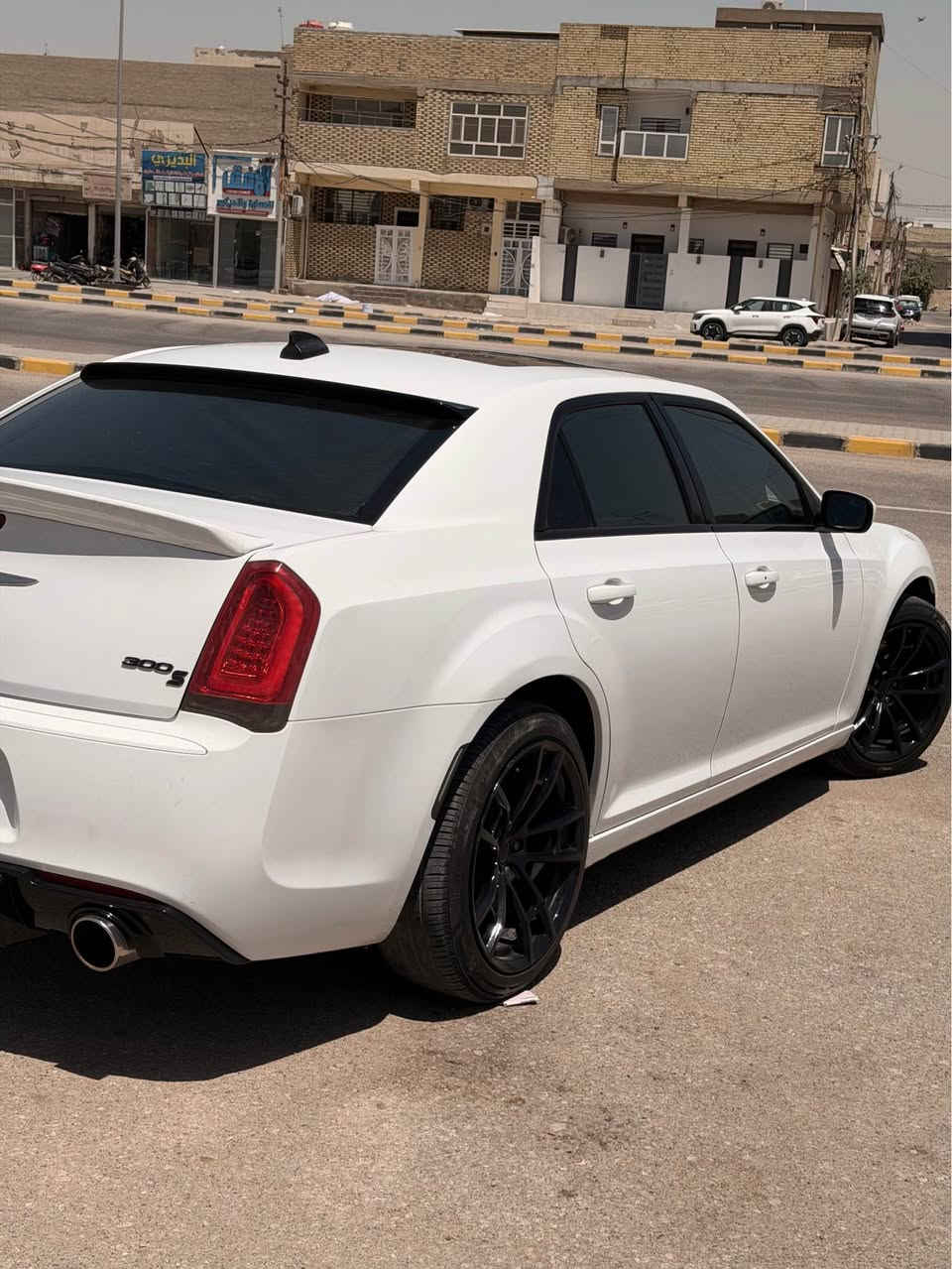 بيع سريع 
مواصفات كرايسلر 300C. موديل 2020
رقمه بغداد بسمي شرط مداور ثاني يوم 
* محرك V6 سعة 3.6  (Lamted).
* ناقل حركة أوتوماتيكي 8 سرعات.
* نظام دفع خلفي،  تو ويل .
* مقاعد جلد فاخرة مع تحكم كهربائي، وتدفئة وتهوية 
* شاشة لمس مع نظام Uconnect ودعم Apple CarPlay وAndroid Auto 
* ).
* كاميرا خلفية
* فتحة سقف بانورامية ).
* تشغيل السيارة بالبصمة مع الدخول الذكي.
* مكيف أوتوماتيكي ثنائي المناطق.
ويل20 تو سايز جديد 
ماشيه 58m
السياره استخدام شخصي 
ما مشتغله خط 
* 
* وسائد هوائية متعددة، ونظام ABS، والتحكم الإلكتروني بالثبات (ESC)، ونظام مانع الانزلاق.
حداديه كير مكينه تبريد كلشي جديد 
*
صبغ فقط بنيد  وشبرين كارت بجاملغ الخلفي 
الكشر صافي لا رصعه لا شخط لا بارد لا حالوب 
السعر (220قفل 
اللاستفسار (*********** النجف, العراق
