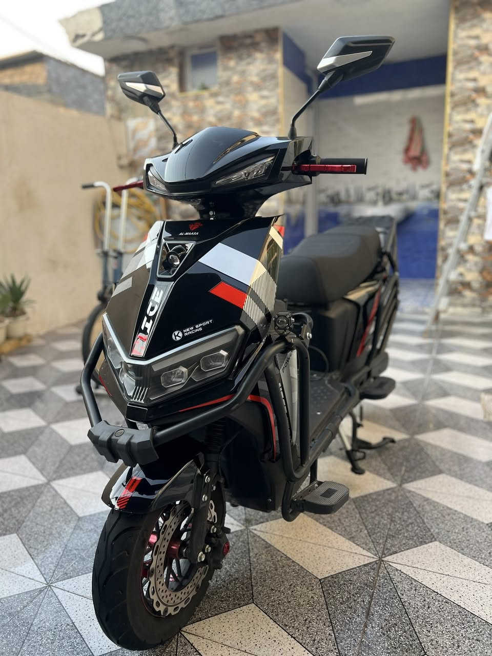 السلام عليكم للبيع. دراجه شحن سكنس موديل2025 فول مواصفات لايتات زنون عالي ناصي بطاريات عل فحص دراجه نضيفه كما موضح بل صوره  السعر 750 وبيه مجال قليل المو شراي لايتعبني عنوان فلوجه حي نزال ***********
