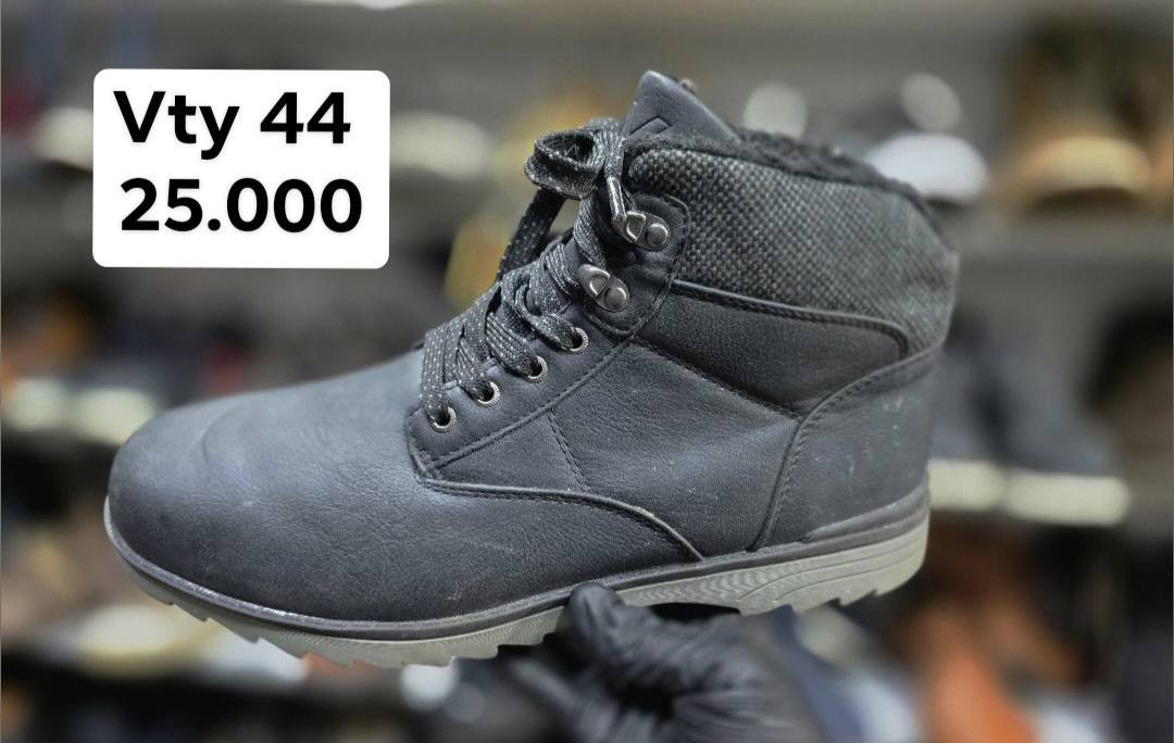 السلام عليكم 
كله تخفيضات 
بالة اورجينال اصلي الأوروبية 
سعر بين فقد 
10.000 الى 25.000

نسبة نضافة لكل حذاء
%75 %100 
واتس اب 
فايبر 
رقم هاتف

***********
توصيل موجود للمحافظات 🚕 
سليمانية زركتة قديم قريب مقبرة الشيخ احمد الهندي
