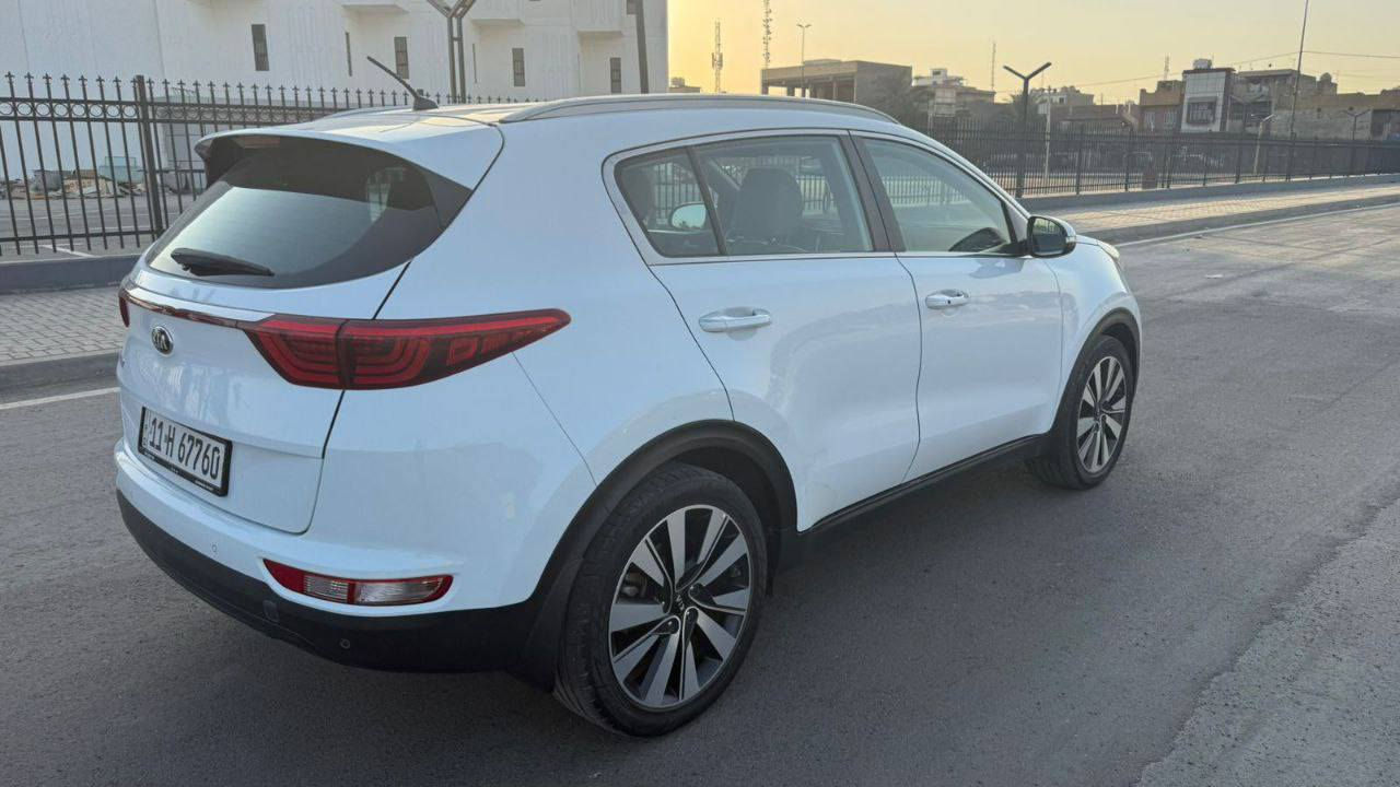 السلام عليكم 
كيا سبورتج 2018 خليجي للبيع 
بصمه تشغيل بصمه ابواب داخل جلد ومخمل كشنات كهرباء اشارات بالمرايا حساسات امامي وخلفي لد نهاري
تحكمات ستيرن 
محرك 2000 دوش
السياره ماشيه 60الف كم
السياره مكفوله من الصبغ والضربه فقط بارد صغير جداً بالباب الخلفي عكس السائق
السياره جاهزه من كل النواحي
السعر (195)
للأتصال***********
