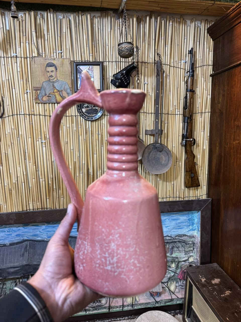 مشربه قديمه جدا من الفخار القديم مختومه بغداد ارتفاع ٢٩ سم 
وابويق تحفه التحف وزن ثقيل ارتفاع  ١٦سم 
***********
