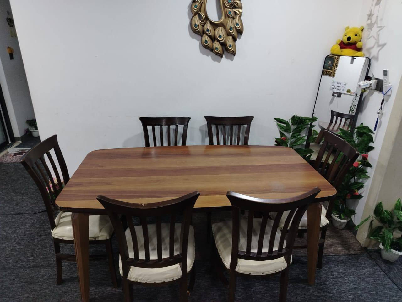 ميز طعام للبيع سعره 110الف بي مجال بسيط رقمي ***********
