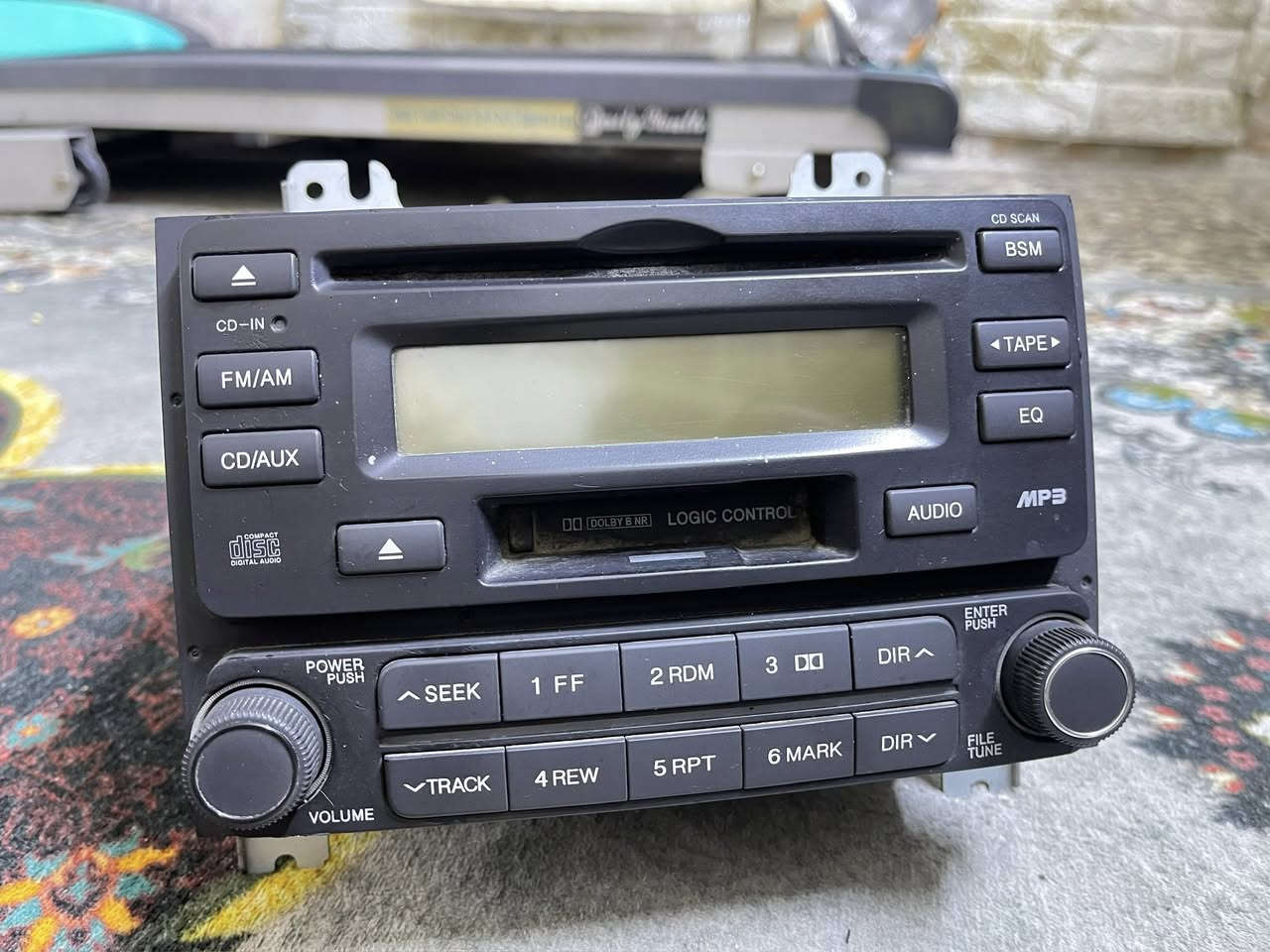 سلام عليكم الي يدور مسجل ويشغل كاسيت يعني مميز وبلادي الانتره مقدس من موديل ال2007 الى 2011 مسجل جديد وشرط الفحص مال كصه شرط جديد للبيع قيم واخض بدون كسران  مكاني بغداد مدينه الصدر ***********
