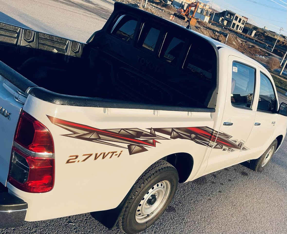 سەرەتا بەناوی خوای گەورە 
مەرزیە ٢٠١٣ 
سەیارەکە تا بڵێی جوان توند و تۆڵە 
سەیارەکە پارچە ڕەشە لەسەر ساخی بەس عارەبانەکەی پارچە ڕەش نیە دەحم و لێدراوی نیە 
سەنەوی ٢٠٣٠ نویە بە ناوی خۆمانەوە
چوار تایەی لۆکی لە ژێر دایە 
کامل سێرڤ کراوە
سەیارەکە ١٣٥٠٠٠ ڕۆیشتووە

*********** بشدار, السليمانية
