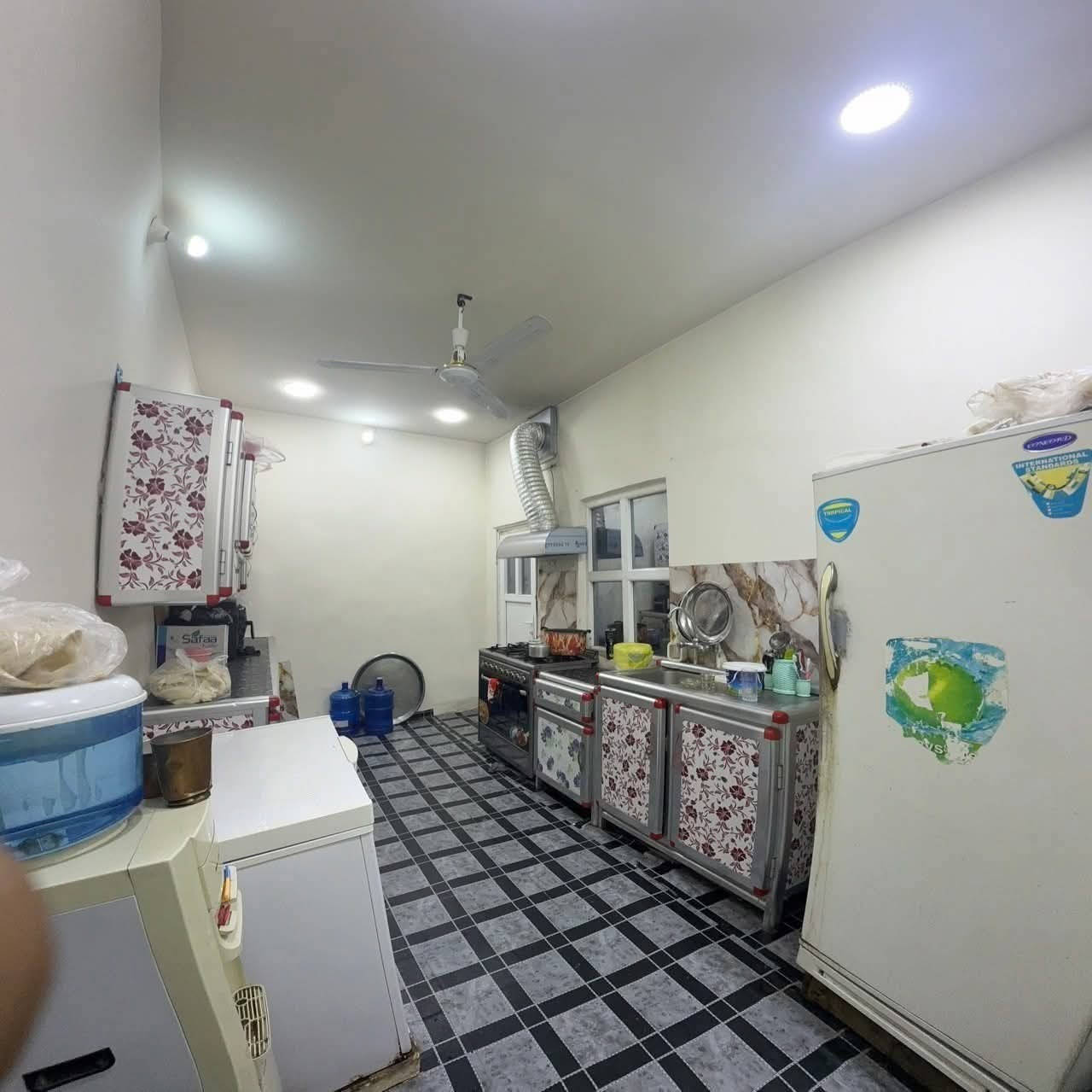 بيت 246 متر في حي ميسان 
قطاع 15 على ساحه 
شارع 12 
غرفتين و صاله و مطبخ و استقبال و منورين 
حمام داخل و خارج 
السطح ايزو كام 
ساحة بيت كبيره و حديقه كبيره 
للبيع ب260 مليون قفل بيع مال مستعجل 
سعر العرصه مالته جي تنباع ب270 السعر مو سعره 
منطقه راقيه و جيران هادئين و راقين ماكو منهم 
للتواصل
***********
متواجد واتس و إتصال
