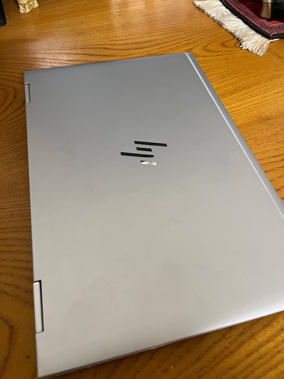 � لابتوب HP EliteBook x360 1030 G3 للبيع – نسخة قوية
جهاز بزنس أصلي من HP، قوي، خفيف، ويدعم اللمس 360°، مناسب للجامعة، الشغل، والإنترنت.

🔥 المواصفات والمميزات:

 • المعالج: Intel Core i7‑8650U (جيل 8، سريع للمهام الثقيلة)
 • الرام: 16GB لتعدد المهام بسلاسة
 • الخزن: SSD سريع (256/512GB) للتشغيل الفوري للويندوز والبرامج
 • الشاشة: 13.3 إنج Full HD لمس مع 10 نقاط لمس
 • 360° تحويل الشاشة لتستعمله كـ تابلت
 • بصمة Fingerprint لفتح الجهاز بسرعة وأمان
 • كيبورد بإضاءة للعمل بالليل
 • صوت Bang & Olufsen عالي ونقي
 • كاميرا HD للمكالمات والدراسة
 • منافذ: USB‑A + HDMI + Type‑C Thunderbolt
 • واي فاي سريع + بلوتوث
 • هيكل ألمنيوم قوي وخفيف، الوزن حوالي 1.25 كغم فقط

✅ مميزات إضافية:
✔ سريع جداً بفضل SSD + i7
✔ مثالي للطلاب والجامعة
✔ مناسب للأوفيس، الإنترنت، وحتى الألعاب الخفيفة

📍 الحالة: نظيف جداً ويعمل بكفاءة
🔌 الشاحن الأصلي موجود

💰 السعر: 500,000 دينار
المكان بغداد

📩 للتواصل خاص او***********
