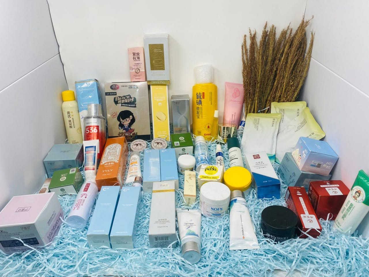 اكثر من 70 قطعة عناية كلها مرتبة وحلوة 95 الف وبيها مجال اكسباير بعيد وكلها كوري اصلي باركود تواصل خاص او واتساب ***********
