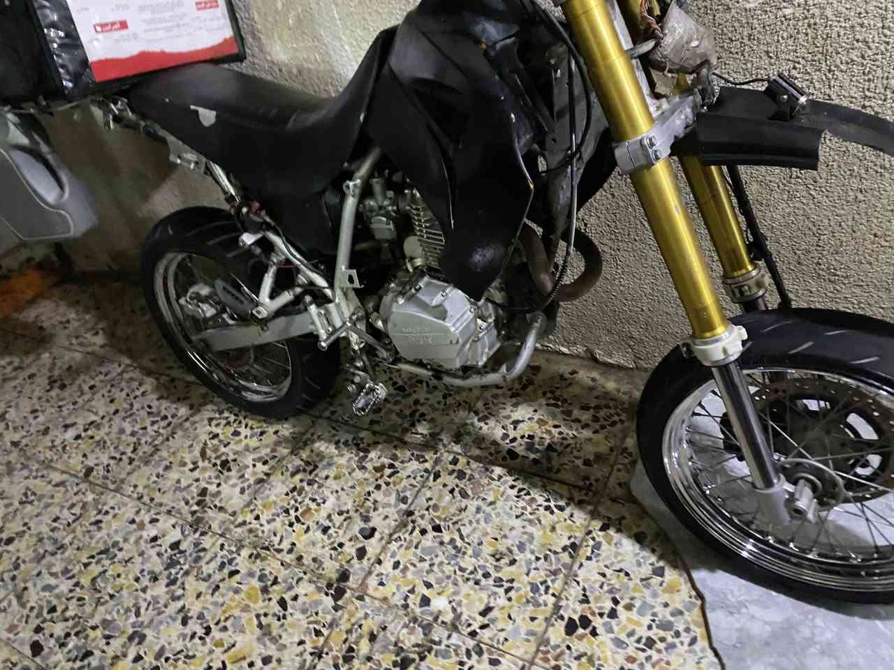 السلام عليكم قفاز كاوساكي محرك ايراني 5كير حجم المحرك200ccسبب البيع محتاج السعر 450الف وبيهة مجال للاستفسار ***********
