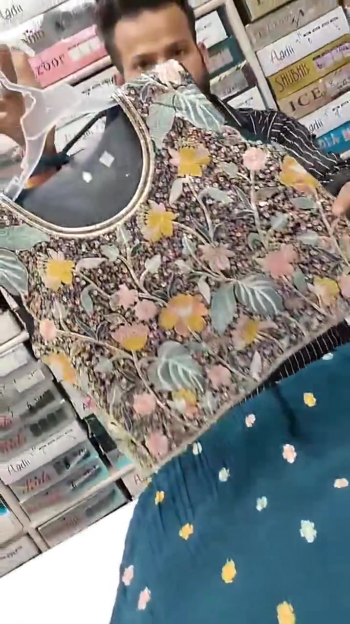 शादी का🤔
 लहंगा 😱
 #fypシ゚viralシ #trendingreels #trend #kidsfashion #indianwear #WeddingSeason #viralreelsシ


**إذا كنت صاحب هذا الإعلان وتريد حذفه لأي سبب، رجاءا أرسل رسالة إلى الدعم الفني**