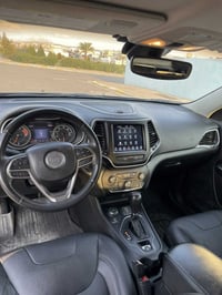 شيروكي ٤×٤ • ٦ سلندر • حادث بسيط