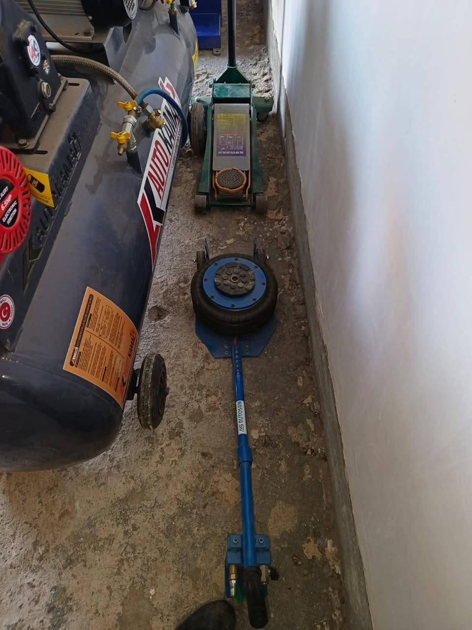 السلام عليكم غراض للبيع
خالعه/تاروسه/بالنص/جك/جك هواء/كيج الكتروني/
رقم الهاتف ***********
السعر خمس ملايين وبيهن مجال 
جديد ما مشتغل بيهن
