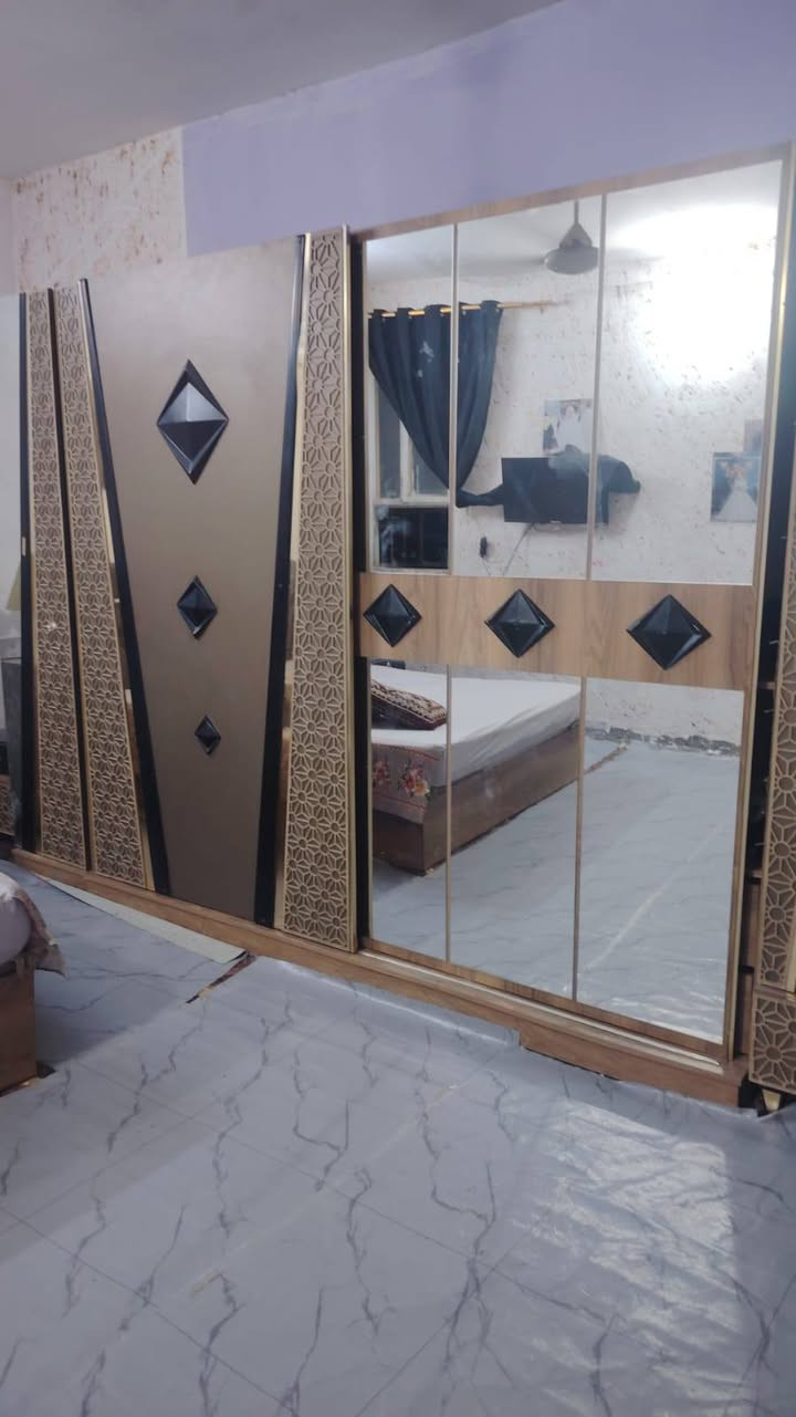 سلام عليكم عندي هاي الغرفة للبيع سعر مناسب بيه ضرار بسيطه 9قطع راسلني خاص دزه كامله الك ***********
