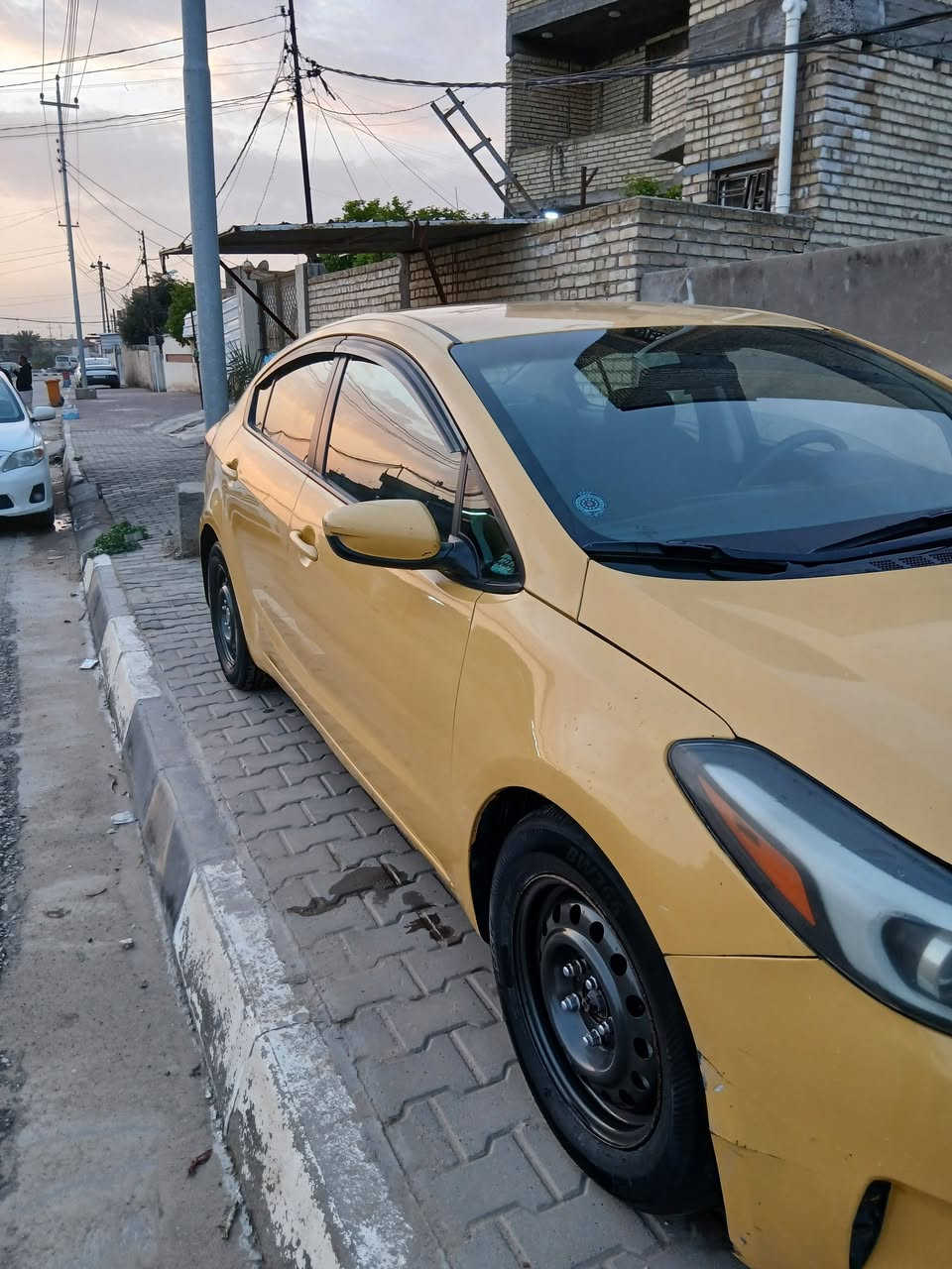 السلام عليكم ورحمة الله وبركاتة 
سيارة كيا فورتي للبيع مديل 2017 وارد أمريكي حادثه سرقه  چاملغات أماميه السياره نص فول مع شاشه وتحكمات ستيرن السياره بأسمي وتحويل ثاني يوم السعر 115 وبيه مجال بسيط 
للاستفسار ***********
