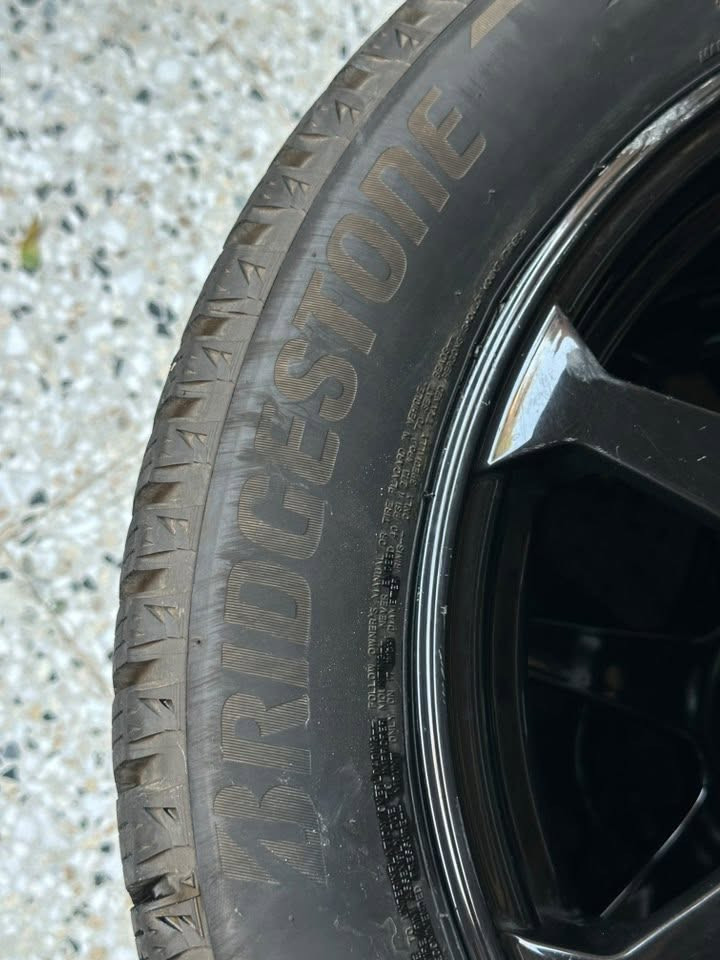 تايرات BRIDGESTONE اصلي ياباني للبيع عدد 3 215/55/17 ممستعمل هواي بعدهن جدد
***********
