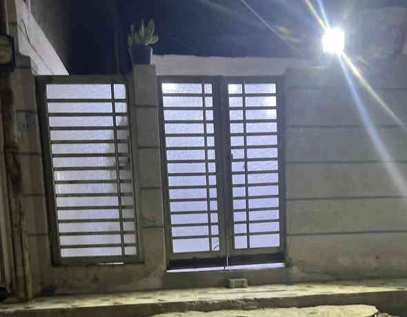 السلام عليكم ورحمة الله وبركاته 
 

عندي بيت البيع  100متر الواجه 5/ ونزال 20  

زراعي 25 / 

طابق واحد /                                               

السريدات  الجديده مربع الثالث / 

وره السكله مال ضياء الباوي ثالث فرع  / البيت 

متكون من مدخلين طرمه جبيره ترك جبير غرفه نوم  

صحيات عدد / 2   والبيت بي بابين مال  شارع 

يعني يصير الطابق الثاني معزول مابي درج 

داخلي البيت كامل مثل مواضح بلتصوير   بناء 

البيت نهايت 2023 بعده جديد 

رقمي *********** وتساب بي
