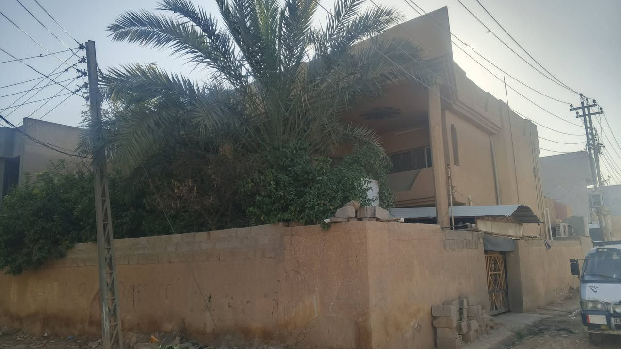 سلام عليكم بيت للبيع مساحة ٣٠٠متر ركن في منطقة الكاطون مقابل محطة ابو حيدر يحتوي على غرفتين الطابق الارضي كبيرة و استقبال كبيرة +هول + مطبخ كبير + كراج كبير + حديقة كبيرة الطابق الثاني ٣ غرف نوم + مطبخ البيت كلة بياض جديد الأرضية كاشي درجة اولا رقم الهاتف ***********
