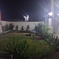 لدينا بيت وحديقه مساحه 400متر البيت يحتوي 3غرف نوم صاله  داخليه و خارج...