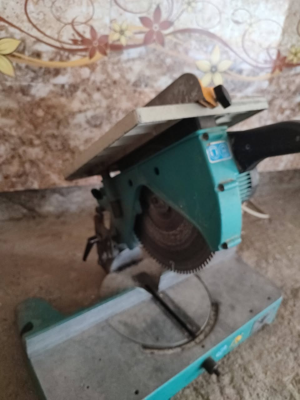 كتر يلمز نظيف جدا ويه تيقه جديده...وبسعر مناسب ***********
