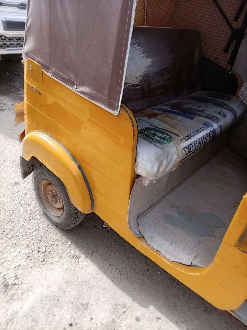 سلام عليكم تكتك للبيع موديل ١٨
السعر ٥٥٠٠٠٠٠
***********
