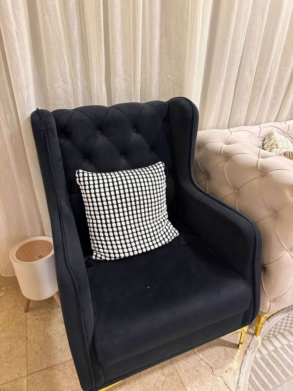 تخم قنفات  تركي نوعية ممتازة جدا وحيل جديد استخدام 5 اشهر
المحتويات:. 
-قطعتين كبار
-قطعه متوسطه (نفرين)
-كراسي عدد2

*التخم وجهين يعني حتى الظهر بي نقشه
مشتري ب870 الف
ابيعه ب500 الف
مكانه السيدية
واتس اب
 ***********
