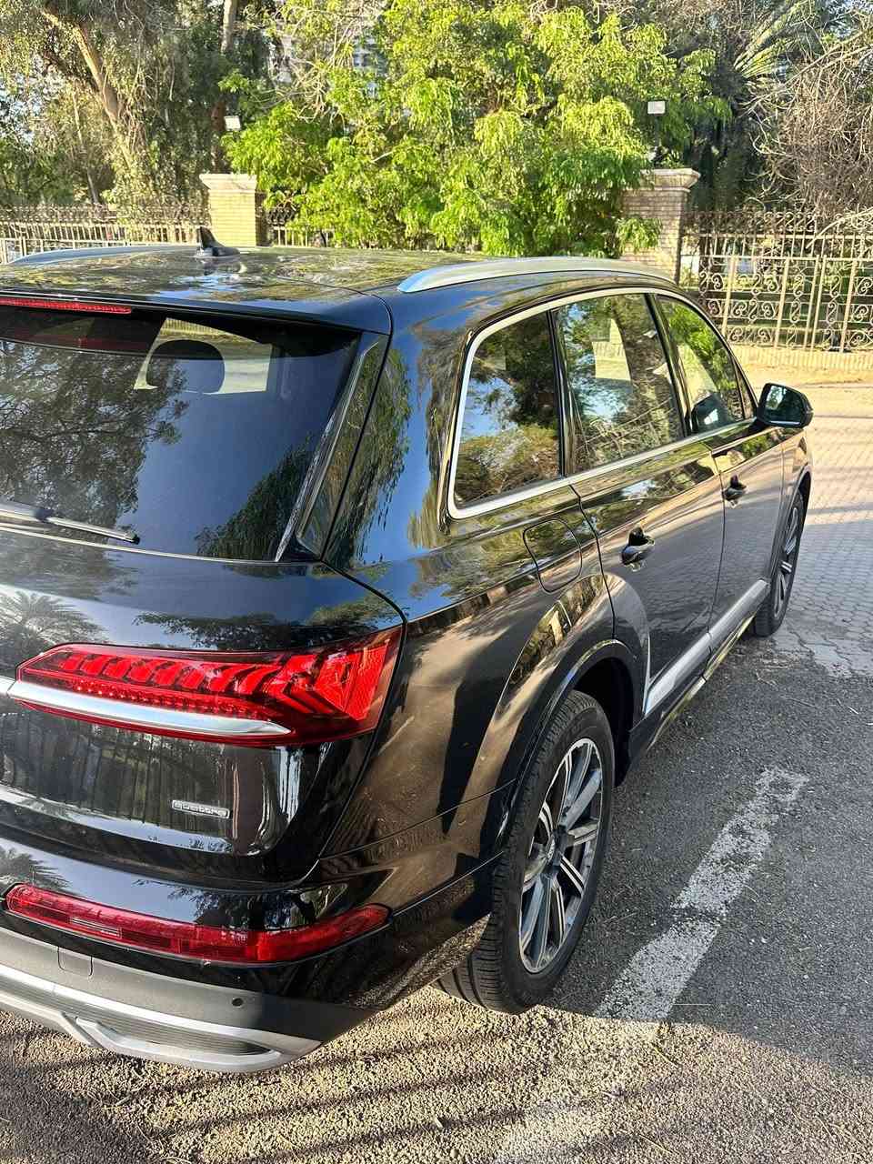 سلام عليكم قبل فتره نشرت سياره بس لغيت البيعه بسبب ضرف اعتذر من جميع
🚗 للبيع
Audi Q7 2022

🌍 المدينة –  بغداد -  حي العامل

•   🛣️  المسافة المقطوعة    -  9 الف كلم 
--------------------------------------------------------- سعر 410 🟥

🔹 الموديل: 2022
🔹 الممشى: 9 آلاف كم فقط
🔹 المحرك: 6 سلندر توين تيربو
🔹 نظام الدفع: Quattro دفع رباعي مستمر
🔹 ناقل الحركة: تيبترونيك 8 سرعات ZF
🔹 وارد: أمريكي

✔️ مقاعد جلد فاخرة فول كهرباء
✔️ ذاكرة + تدفئة للمقاعد
✔️ نظام صوتي Bang & Olufsen ثلاثي الأبعاد
✔️ تحكم مناخي رباعي المناطق
✔️ إضاءة داخلية محيطية Ambient Lighting
✔️ سقف بانوراما بالكامل
✔️ كاميرات 360 درجة
✔️ حساسات أمامية وخلفية
✔️ نظام المساعدة على الوقوف
✔️ رادار تنبيه الاصطدام
✔️ نظام المحافظة على المسار
✔️ نظام ملاحة متطور
✔️ Apple CarPlay و Android Auto لاسلكي
✔️ مصابيح Matrix LED
✔️ إشارات انعطاف ديناميكية
✔️ بصمة تشغيل وفتح الأبواب
✔️ رينكات قياس 20
🛠️ الملاحظة:
🔸 الضرر قطعة واحدة فقط
(باب خلف السايق)
الاستفسار (***********)☄️
