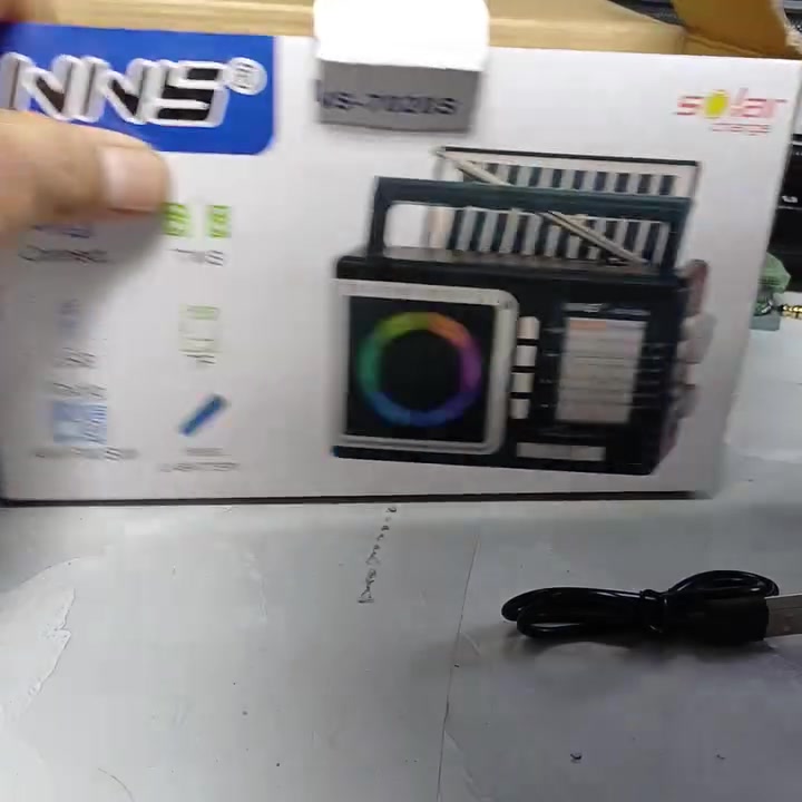 هذا الجهاز هو راديو محمول من نوع NNS NS-7020S متعدد الموجات.    المميزات الرئيسية: يحتوي على راديو FM/AM/SW ومكبر صوت مدمج مع إضاءة RGB ملونة. الطاقة: يدعم الشحن بالطاقة الشمسية بالإضافة إلى إمكانية التشغيل عبر شاحن USB المرفق. الوسائط: يدعم تشغيل ملفات MP3. التصميم: تصميم مدمج ومحمول للاستخدام في التنقل.


**إذا كنت صاحب هذا الإعلان وتريد حذفه لأي سبب، رجاءا أرسل رسالة إلى الدعم الفني**