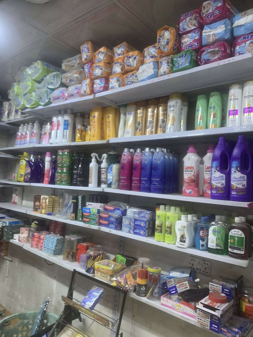 السلام عليكم محل تصفية غذائية ومنظفات + عارضة عمودية + فاترينات عدد ٢ + رفوف + سلات جبس   ال غراض كدامكم بالصور  السعر مليونين ونص   الموقع بغداد الجديدة 
الرقم ***********
