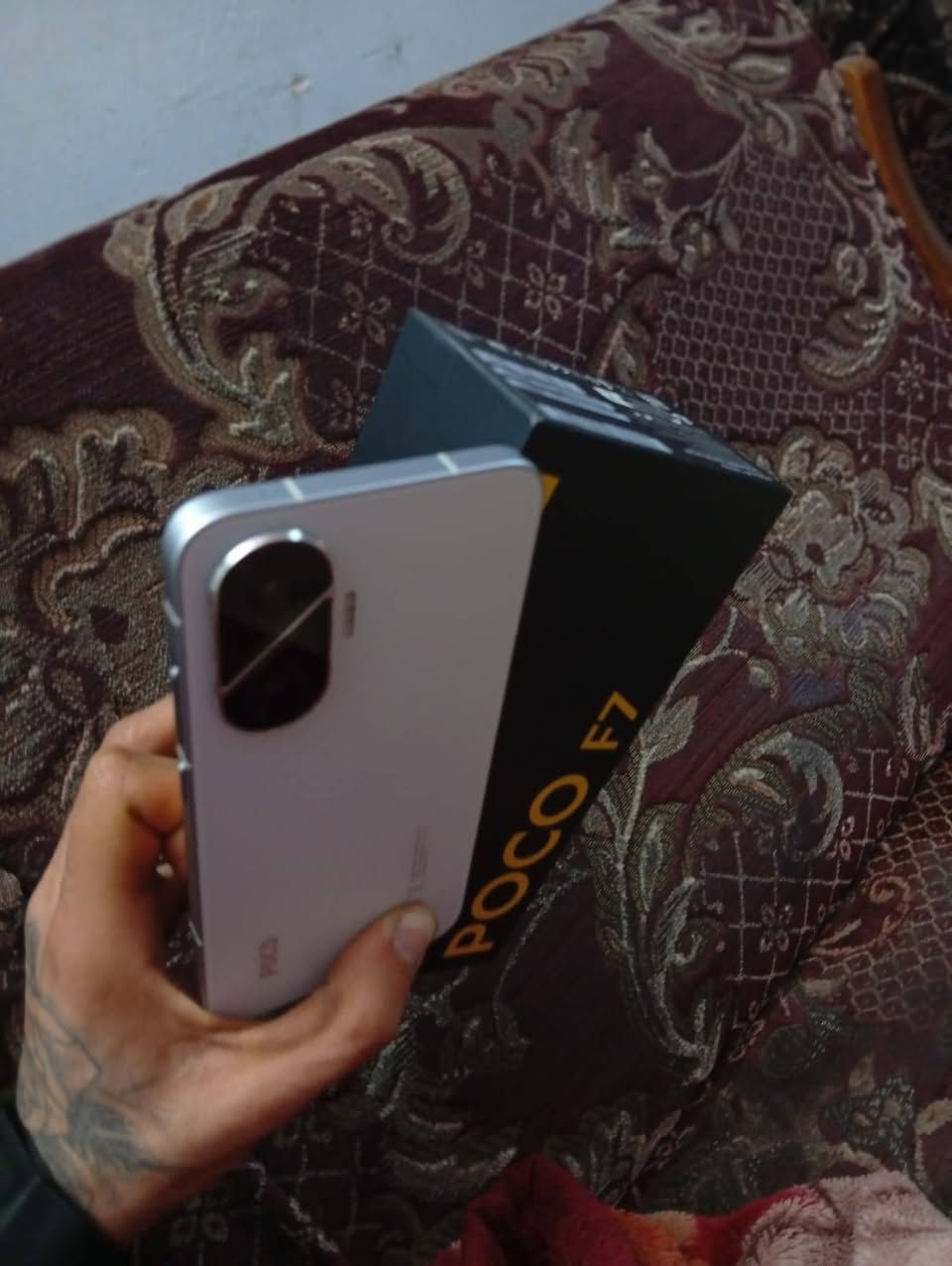 بوكو اف 7 ذاكرة 256/12

نضافة 100%كامل ملحقاتة الأصلية 

العملاق يشغل 120 فريم بوبجي 

السعر 350الف مكاني بغداد
***********
