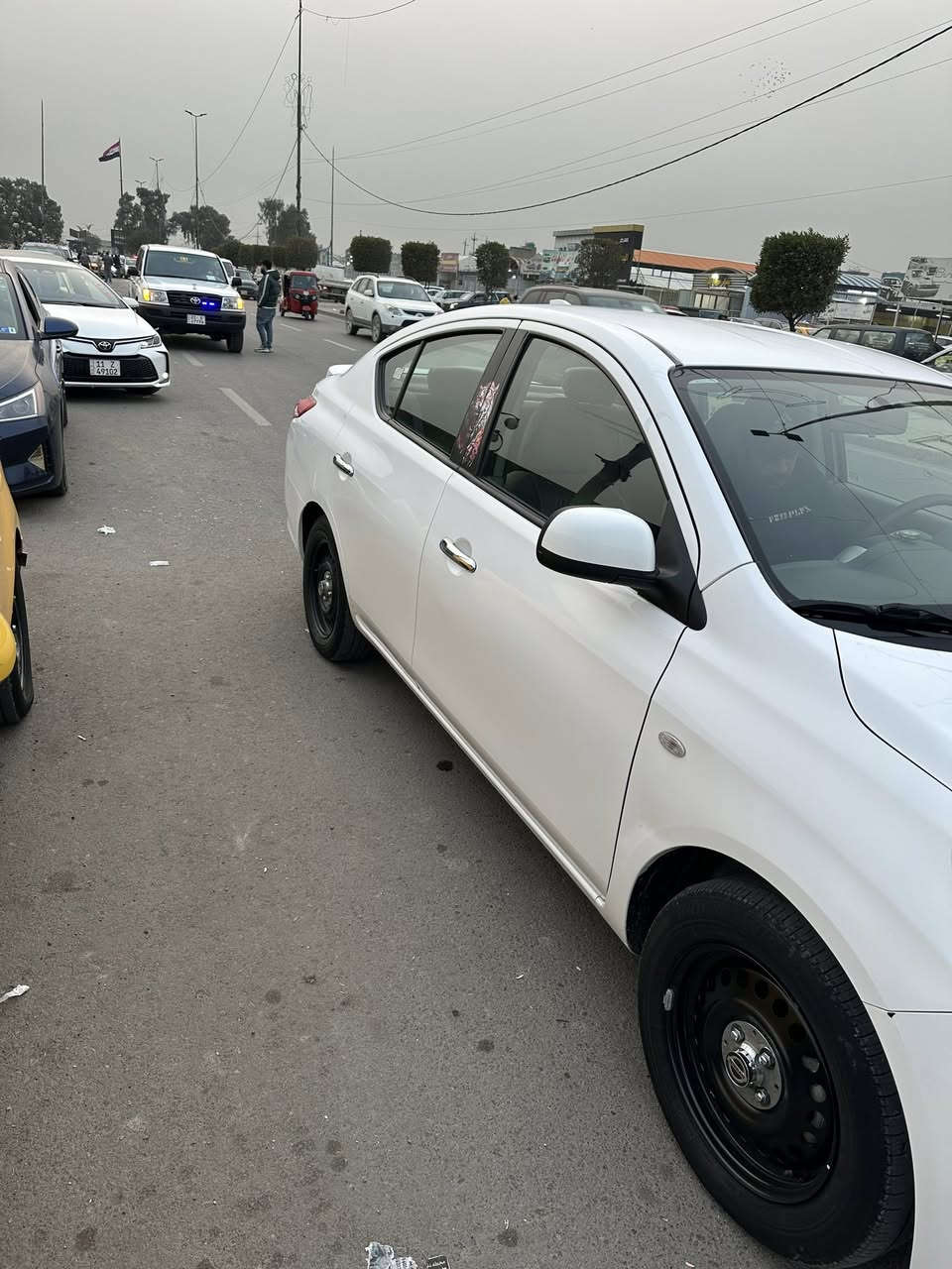 السلام عليكم
سني موديل 2024سياره كفاله 
ام البليته الزركه كير ومكينه مال شركه بعدها بالعلامة
بيها جاملغ خلفي شخطه فقط والبنيد رصعه  
مكان السياره بغداد 
السعر 125 وبيها مجال 
رقم الهاتف ***********
