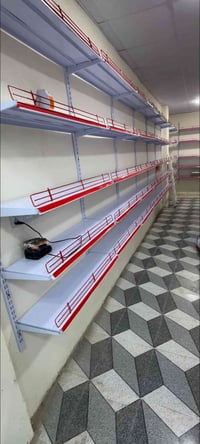 رفوف تركي ثقيل محل كامل بعدها جديده بس مثبته سعر المتر ٢٥ يجي كامل الم...