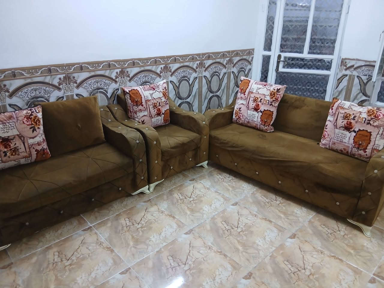 سلام عليكم من رخصة ادارة الكروب تخم ١٢ مقعد مع ميز تلفزيون السعر ٢٠٠ الف مكان بغداد حي الجهاد الي يرغب بالشراء الاتصال على الرقم *********** موجود واتساب
