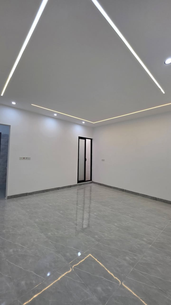 الدار للبيع
 معزول الطابق الاول عن الثاني يصلح للاستثمار 
الموقع حي المرور خلف بانزيخانه الايلاف 
المساحة ١٠٠ متر واجهة ٥ 
البناء طابقين 
الطابق الاول يحتوي على مطبخ واستقبال وصاله وغرفه نوم وحمام وتواليت 
الطابق الثاني يحتوي على مطبخ وصاله ٢ غرف نوم وصحيات 
السعر ١٦٥ مليون قابل للتفاوض 
الاتصال على الرقم ***********
او التواصل على الخاص 
مكتب نون لتجارة العقارات الكائن في حي المصارف مقابل مسبح الابراج قرب مطعم قصر السلطان
 اوقات الاتصال من الساعة العاشرة صباحا وحتى الساعة التاسعة

