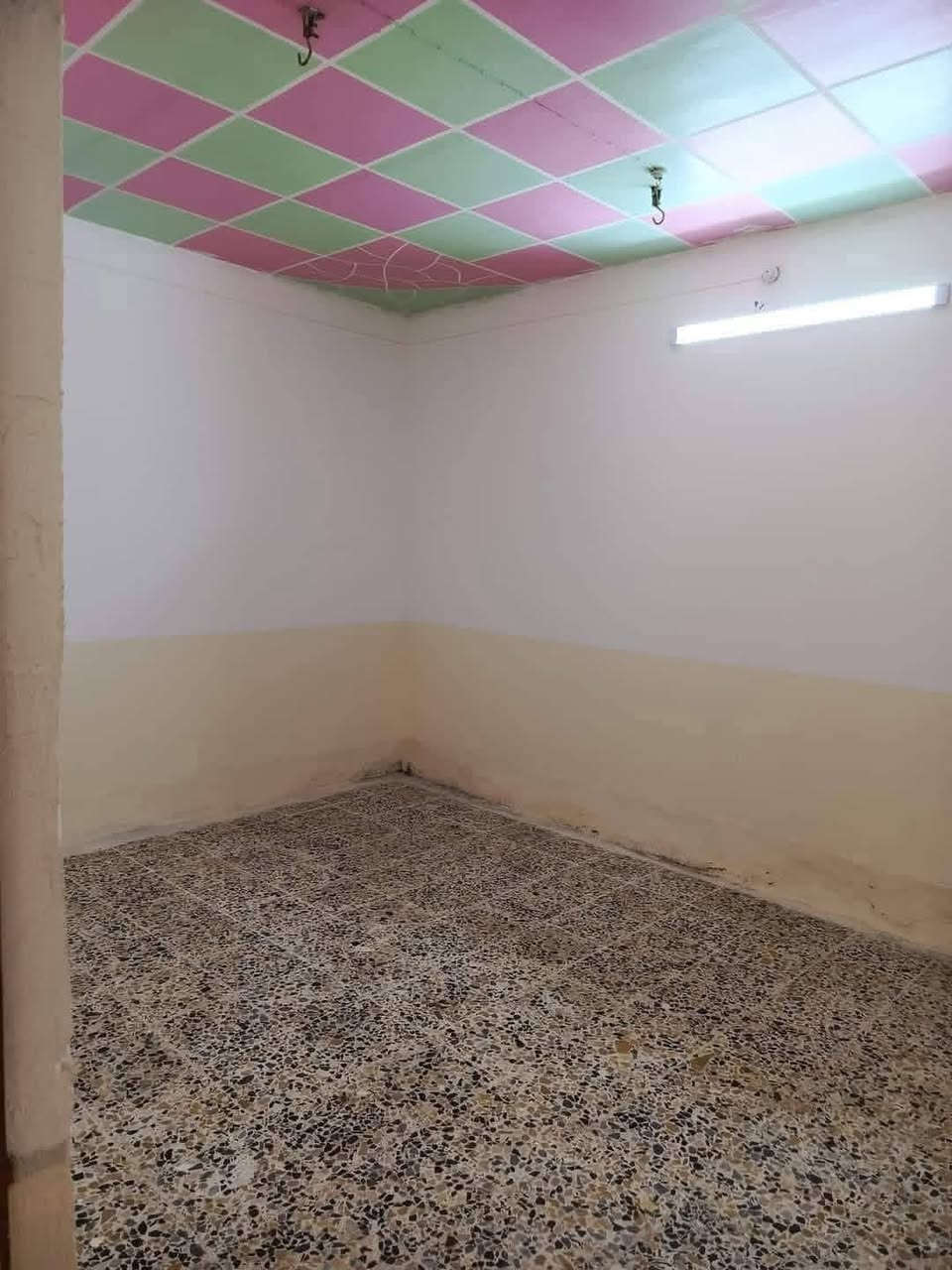 للإيجار 
بيت طابقين للايجار جديد ومرتب وحلو حي ميسان شارع الجامع قرب السوك طابقين يتكون من مطبخ وحمام وصاله وغرفتين وحده فوك والثانيه جوه وبيتونه  البيت جاهز للسكن تانكي ماي خط مولده وكيزر وخط انترنيت 
اني مكلف بالنشر للاستفسار ***********
