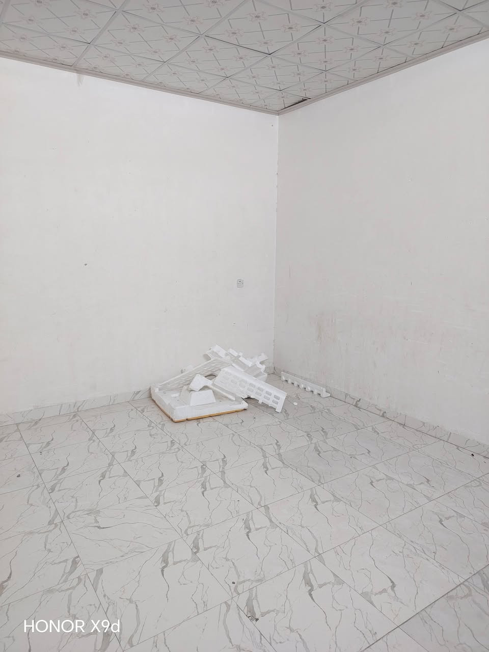 شقه الايجار حي الاخاء قرب مدرسه انس ابن مالك غرفتين نوم وهول مطبخ.                                           ♕مكتب تاج الملوك      ***********/ 0777107269/   السعر 250
