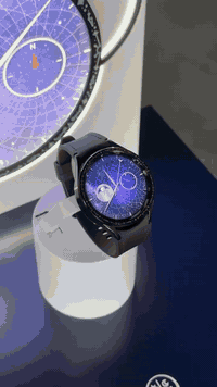 ساعة Galaxy Watch Astro Edition هي إصدار خاص من سامسونج يجمع بين تصميم كلاسيكي مستوحى من علم الفلك  مواصفات ساعة ذكية متقدمة، تتميز بشاشة Super AMOLED أكبر وأكثر سطوعاً، حافة دوارة نحيفة، عدسة كريستال ياقوتي للمتانة، ميزات صحية شاملة (نبض، أكسجين، نوم)، وتدعم أكثر من 90 نشاطاً بدنياً، مع بطارية تدوم طويلاً، وتقدم تجربة مستخدم أنيقة وعملية، كما ذكرت ، و..
المواصفات الأساسية:
الشاشة: Super AMOLED، أكبر حجمًا (حتى 30%) مع حافة أنحف (15%) مقارنة بالإصدارات السابقة.
التصميم: مستوحى من الفلك (astro-inspired)، مع نقوش فلكية على الإطار.
المتانة: مصنوعة من زجاج كريستال ياقوتي لحماية الشاشة.
المقاسات: 47 مم.
نظام التشغيل: Wear OS (يعمل بنظام أندرويد). 
الميزات الصحية واللياقة:
مراقبة شاملة: معدل ضربات القلب، الأكسجين في الدم (SpO2)، تحليل النوم.
تدريبات: دعم لأكثر من 90 نشاطاً بدنياً مختلفاً. 
الميزات الذكية:
اتصال: بلوتوث، تكامل مع أجهزة سامسونج الأخرى (مثل سماعات Buds).
التحكم: حافة دوارة نحيفة للتحكم السلس.
إشعارات: استقبال الرسائل والمكالمات. 
لماذا إصدار Astro؟
يكرم الإرث العلمي القديم في علم الفلك، مستلهماً من الاسطرلاب.
يقدم مزيجًا من الأناقة الكلاسيكية والتقنية الحديثة. 
وياها ٣ سيوره جلد وعلبتها والشاحنه الساعه نظيفه وشغاله بدون اي مشكله 
سعرها ١٥٠ الف قفل مع السيوره 
مكاني بغداد الاعظميه 
***********
***********
