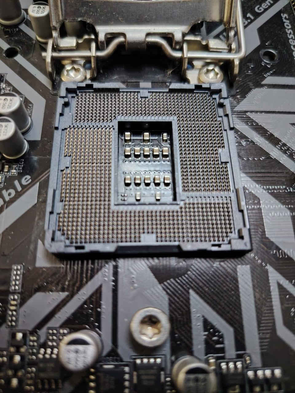 مذربورد.  H310M S2  تدعم معالجات الجيل الثامن والتاسع رام ddr4 الي يريده يجي خاص او واتساب *********** + عندي توصيل سعره ٤٥ الف
