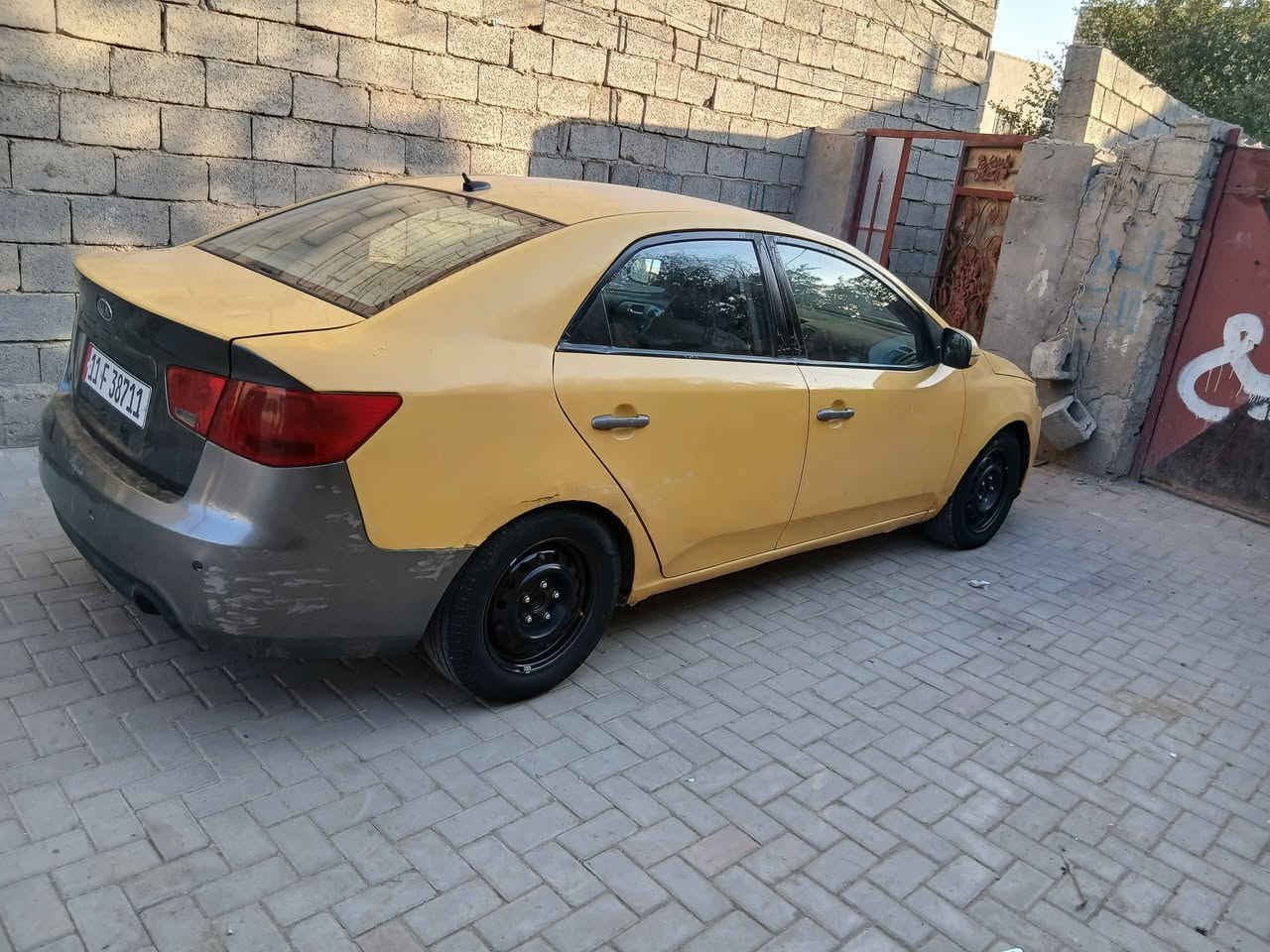 هاي سيارة للبيع كية فورتي وارد أمريكي حادثهه جامرلغ امامي ايمن فقط او بلعراق بابين ليمنة 
بدون دواخل مكينه وكير وحدادية نضيفات 
حدادية وتايرات فوك لنص عمر تبريدهة لبارحة انزرف اراديتر مال لتبريد رقم بغداد انكليزي بسمي اسيارة موجودة ابغداد لمعامل لعماري 
بيع ومراوس حسب لقناعة سعرهة 70 وبيهة مجال قليل 
*********** احمد لمياحي 
***********
