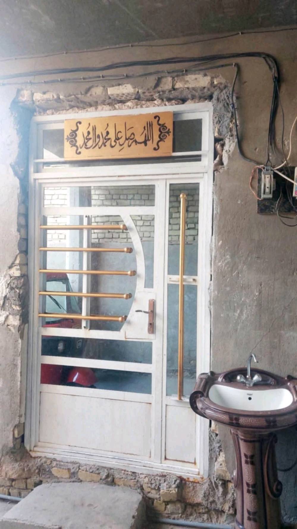 بيت للبيع المحمودية بحي ١٨ شارع ٢٠ شارع الشهيد شيخ جاسم الخالدي منطقة كاملة الخدمات وقربها مدارس رقم البيت ١٥٦٦ مقاطعة ١٨ يحتوي البيت على ٤ غرف نوم واستقبال مساحته ١٥٠ متر واجيهه ٧ ونص بناء البيت طابوك والقاط الثاني فرمستون طارمه تدخل سيارة بيها بيت مرتب ومال عائلة كبيرة سعره مناسب ١٢٠ وبي مجال الي يريد تصوير البيت ارسله فديو واتس اب 
***********