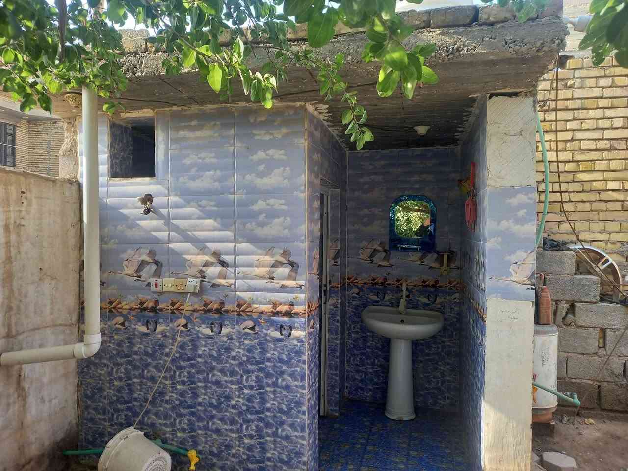 بيت مساحته ٣٢٠ متر الواجهة ٢٠ والنزال ٢٥ يتكون من غرفتين وصاله ومطبخ واستقبال وصحيات خارجيه وداخليه بناء حديث سيراميك حدايق عدد٢ العنوان كوت البيضاء يبعد عن السدة مال الكارضيه ٥٠٠ متر السعر ٧٠ مليون وقابل للتفاوض البناء كله طابوق رقم الهاتف صاحب البيت *********** 
اني مكلف بالنشر
