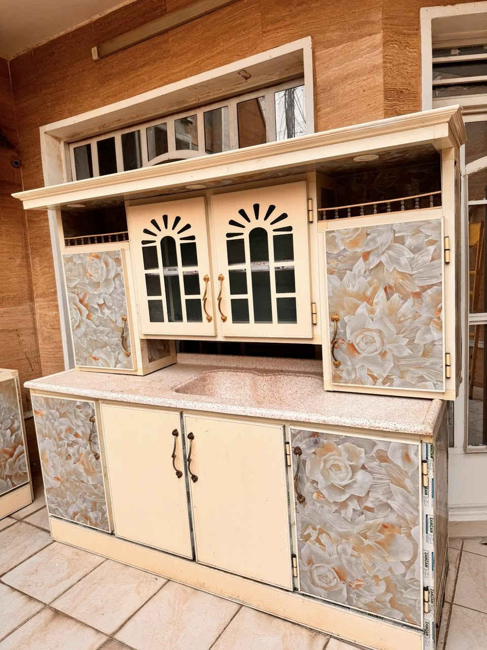 ثلاثة قطع -3- المنيوم جودة عالية
سنك مرمر / 2 متر وارتفاع 90 سنتمتر
كاونتر وملحق خاص بيه / 2 متر
سميك يتحمل اوزان ثقيلة 
نظيف جدا حتى بعدها اللزكات مامشيولة منه 
 ولشفافية اكو بيه خدوش جدا بسيطة موضحة بالصور السعر 
350 الف
  الموقع : بغداد - حي البنوك


**إذا كنت صاحب هذا الإعلان وتريد حذفه لأي سبب، رجاءا أرسل رسالة إلى الدعم الفني**