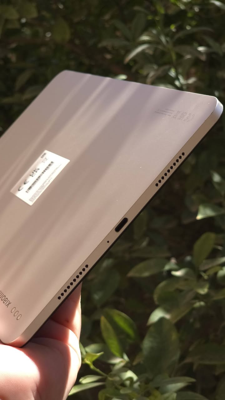 السلام عليكم حبايب قلبي، آيباد للبيع شاومي باد 6، نظافة 100%. الجهاز نظيف، مستخدم قليل على يدي، ونظافته واضحة أمامكم كما ترون. شاشته 144 هرتز ويدعم 60 فريم ببجي، وكاميرته 4k، بطاريته 5000 ملي أمبير وذاكرة 256، وشحنه يدعم الشحن السريع. ممتاز جدًا للدراسة والألعاب. سعرة 300 الف وبي مجال للشراي من يحب الاستفسار يدخل خاص أو يتصل على الرقم ***********.
