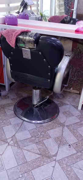 كرسي حلاقه للبيع الشبح
كلشي شغال بس يحتاج دوشمه جلد فقط
سعر 125
***********
