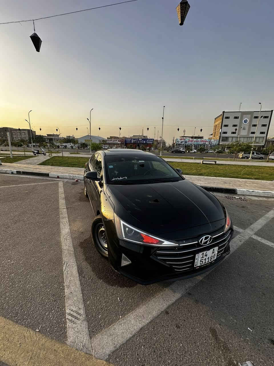 السلام عليكم 
هيونداي النترا 2019 اللون اسود 
وارد امريكي السياره مكفوله ليبل واحد مابيها لاصبغ ولاحادث داخله تقرير غرق وتعمل وتسير ومابيها اي نسبه غرق 
بيها بس بارد هنا بلعراق 
مكينه 2000  دوش المرغوبه 
كير AT 
فول مواصفات
فتحه
نقطع عمياء 
تحديد مسار 
قياده ذاتيه 
كشنات تدفئة 
ثلاثه انضمه قياده 
المكينه الكير التبريد الحداديه كله تمام ومكفول السياره اي نقص مابيها قبل سبوع شديت الها طخم تايرات جدد 
راديتر جديد وكاله مع ماء راديتر تحضيرات الصيف 
ادامه كامله للمكينه يم حسين الساعدي 
رقم انكليزي بأسمي وهزه جديده 
السياره كامله مكمله واقتصاديه بشكل 
5NPD84LEXKH452464 رقم الشاصي 
العنوان البصره كازينو لبنان 
***********
السعر 135 وبيها مجال نشالله
