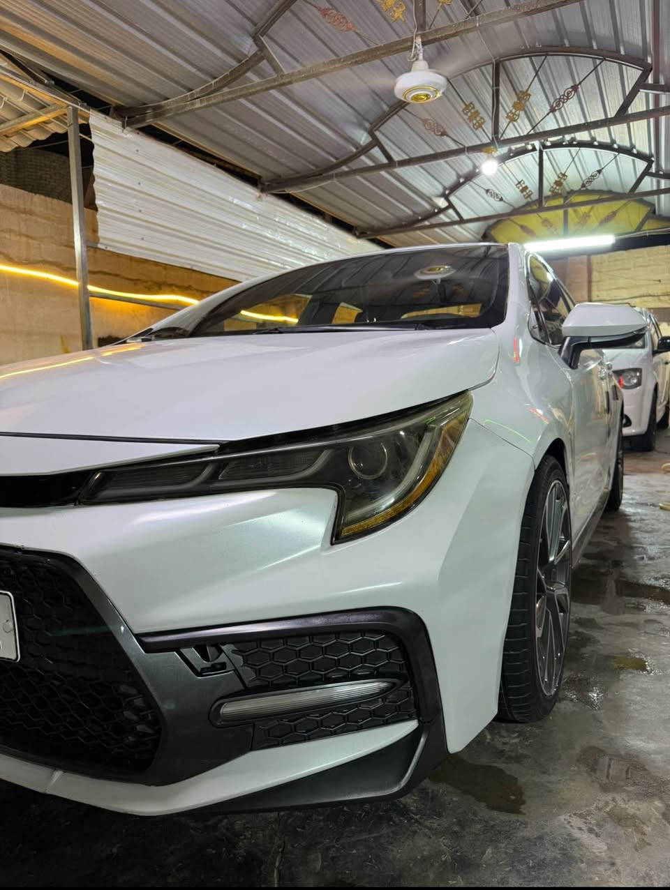 كورلا SE وارد امريكي ابيض موديل 2022 رقم بغداد باسمي ضررها جاملغ ايسر وباب السايق  
مواصفات SE معروفه 
محرك 2000
شفتات استيرن 
ويل كب كروم رياضي حجم 18
اوتو هولد ومانع انزلاق
نظام سبورت وتبريد بيانو منفصل 
سايد بريك بصمه واشاير مري
فول تحكم ستيرن ودشبول
كشنات حضن رياضي
شاشة اعطال ورادار امامي وخلفي
تحديد مسار وقيادة ذاتيه 
لايت زينون عالي ناصي 
سبايدر اصلي بلاد 
حجر صالنصه مكفول 
السعر 140 وبيها مجال 
*********** بغداد, العراق
