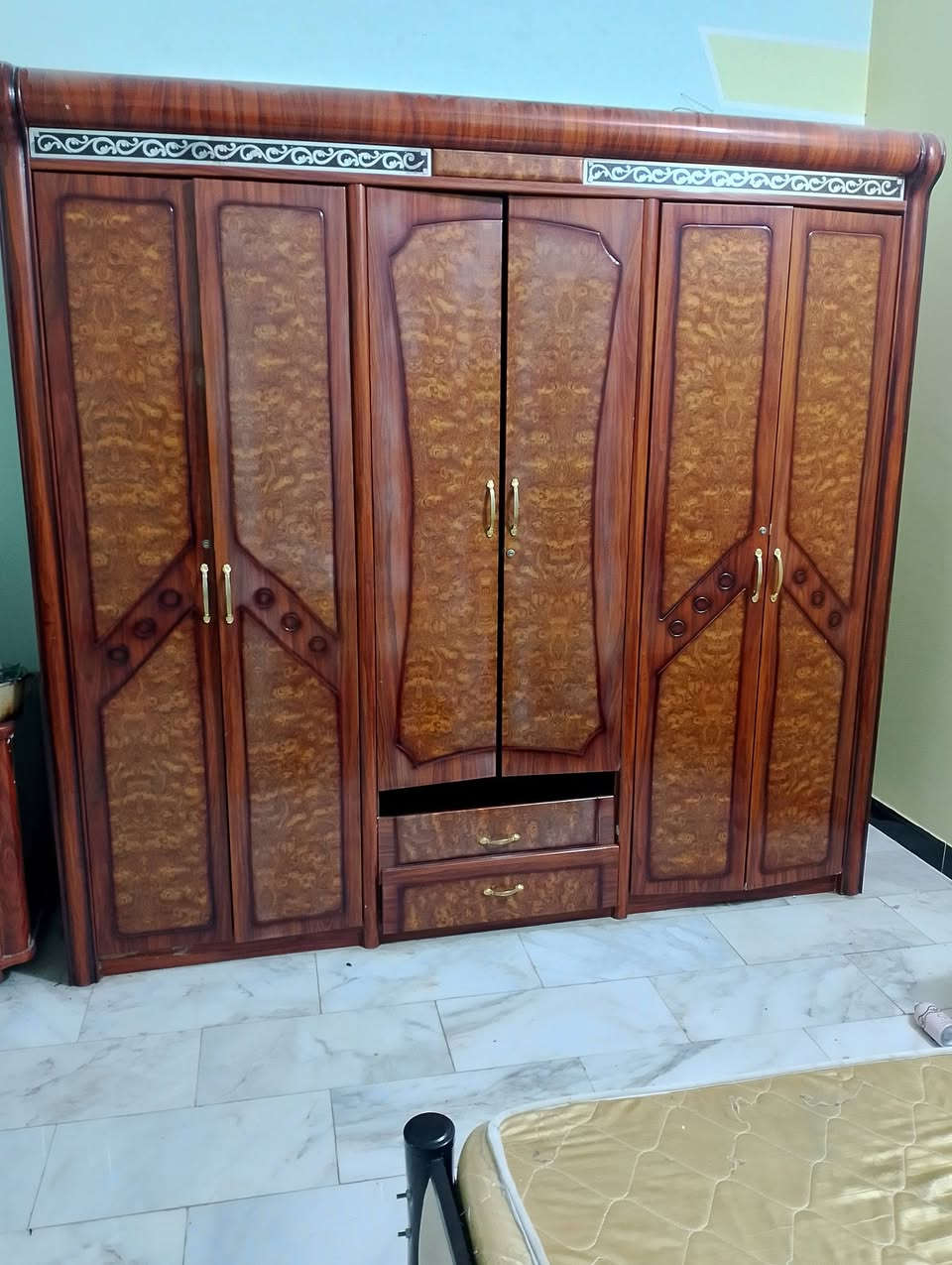 السلام عليكم غرفة اخشاب نظيفه بدون جربايه قيم واخذه شموخ 
وهاذه رقمي بي وات ساب
***********
